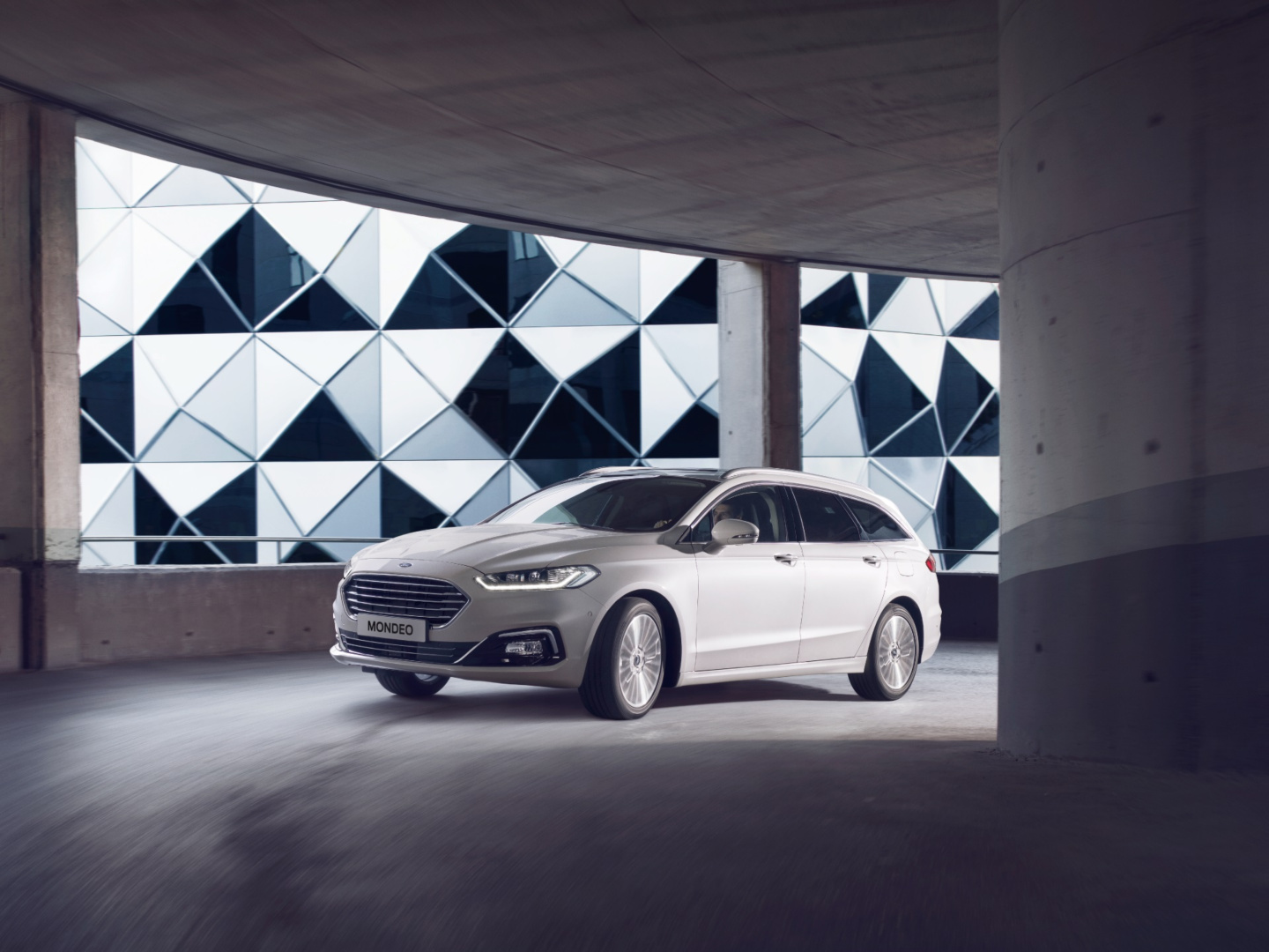SMALL_【圖三】十一月入主歐系旗艦Ford Mondeo全車系可享5年原廠保固與最高100萬0利率